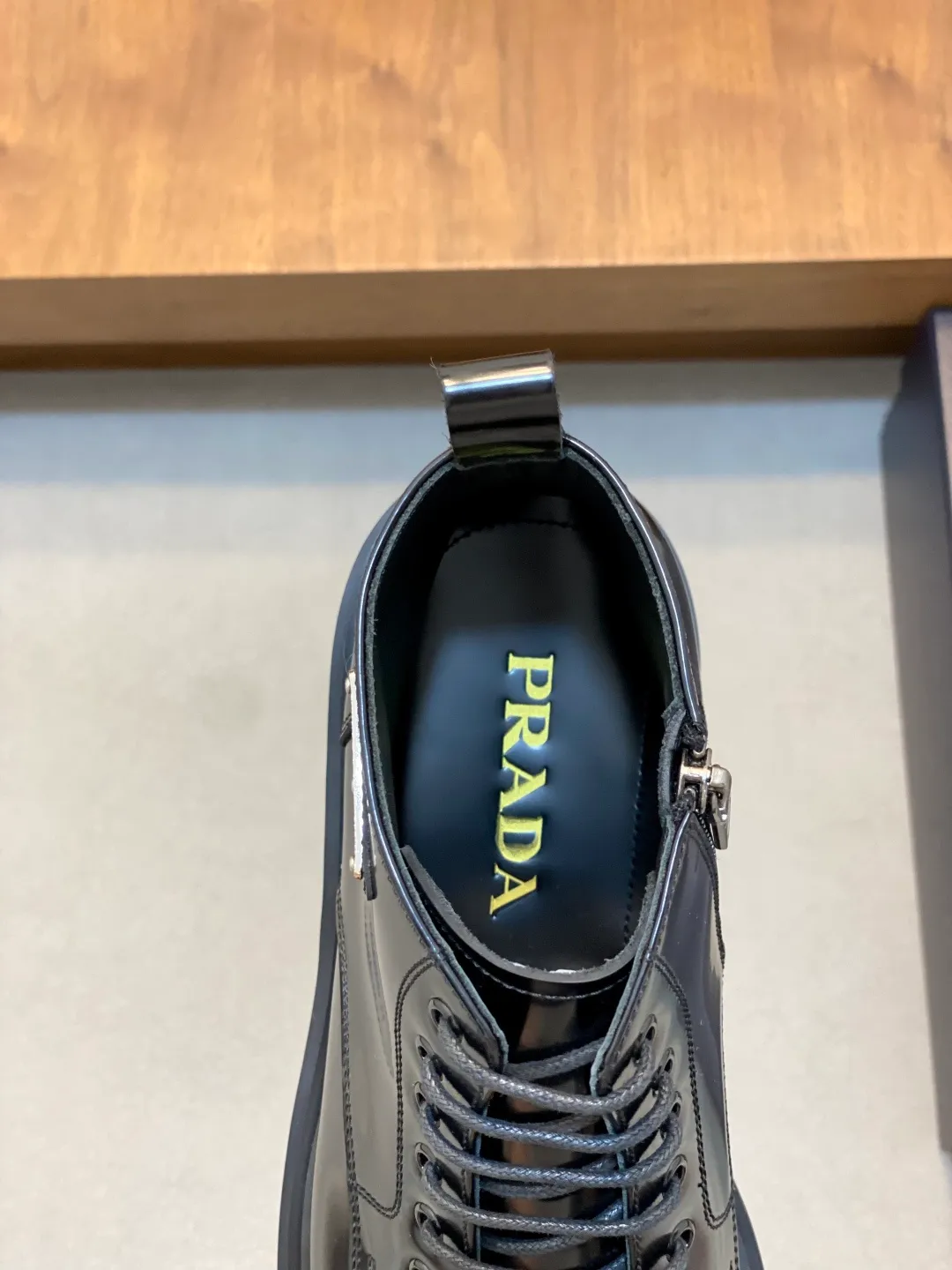 Men's men's shoes💰900 Prada/Prada Thick-soled formal wear shipped, same style at the counter, top-quality goods produced in Dongguan, those who know the goods should hurry up and start! New men's casual leather shoes, imported calfskin, shiny and translucent leather, uniform leather holes, fine texture, splicing and sewing technology, soft, comfortable and wrinkle-free, elegant Derby shoe shape, thickened and heavy-duty made, high-quality products that kill all currencies in the market, standard gold-label cowhide feet, calfskin lining, thickened rubber sole, durable and wear-resistant, ultra-light material, extremely comfortable for the upper foot, smooth surface, splicing lines, two styles to choose from, complete packaging! Size: 39-40-41-42-43-44 (45 customized) leather shoes